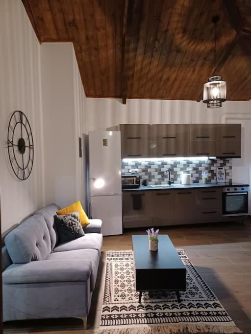 Luxury With Balcony Apartment *